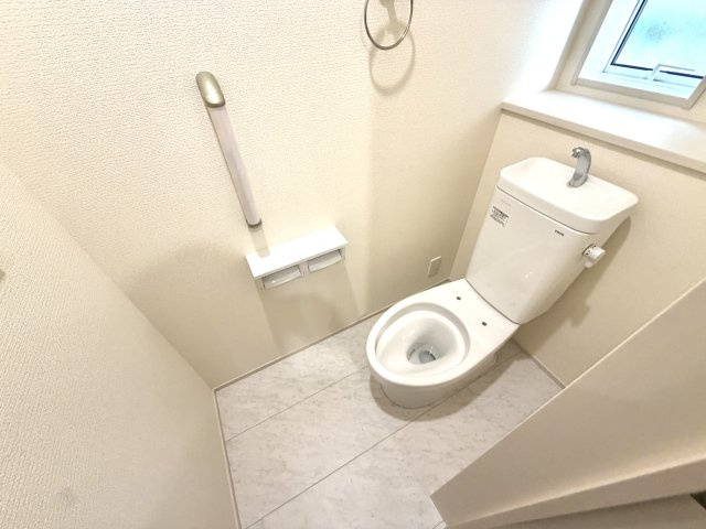 越谷市蒲生東町２期１号棟　新築戸建のトイレ|手洗い器が独立・設置された使いやすいトイレ。来客時も衛生的に手洗いを済ませていただけます。