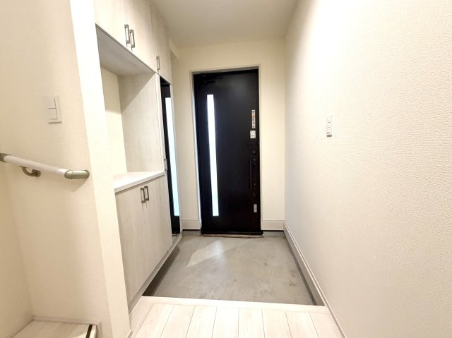 越谷市蒲生東町２期１号棟　新築戸建の玄関|上品で清潔感のある玄関スペース。ご家族やゲストを温かく迎え入れます。