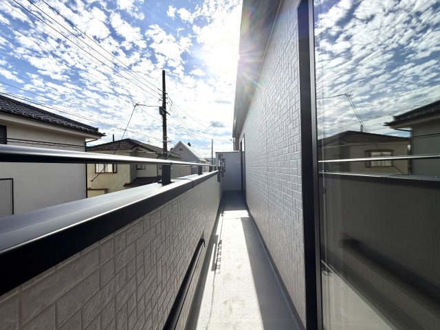 越谷市蒲生東町２期１号棟　新築戸建のバルコニー|陽当たり抜群のバルコニー。朝から心地よい太陽の光がたっぷりと注ぎ込みます。