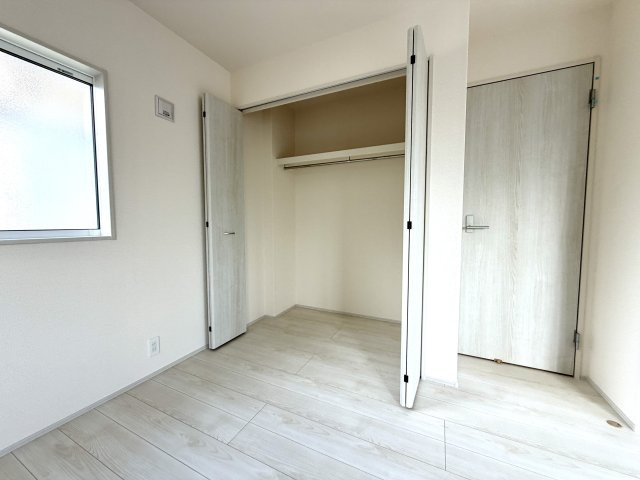 越谷市蒲生東町２期１号棟　新築戸建の収納|部屋の形状に合わせたスマートな収納設計。出っ張りが少なく、お部屋全体を広く見せる効果があります。