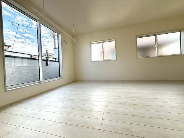 越谷市蒲生東町２期１号棟　新築戸建の洋室|バルコニーへ直接出入りできる開放的な洋室。朝の空気の入れ替えもスムーズに行えます。
