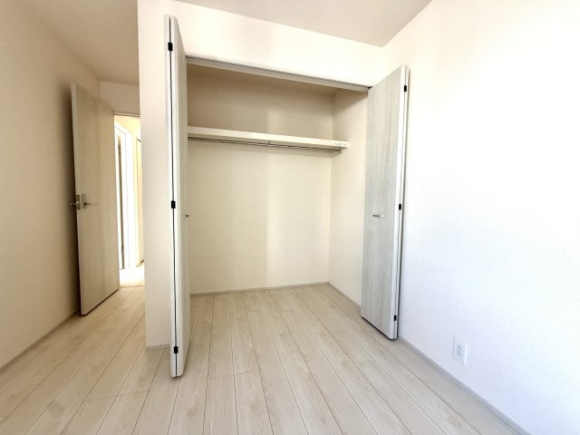 越谷市蒲生東町２期１号棟　新築戸建の収納|ロングコートや丈の長いワンピースもシワにならず綺麗に掛けられる、高さにゆとりがある収納です。