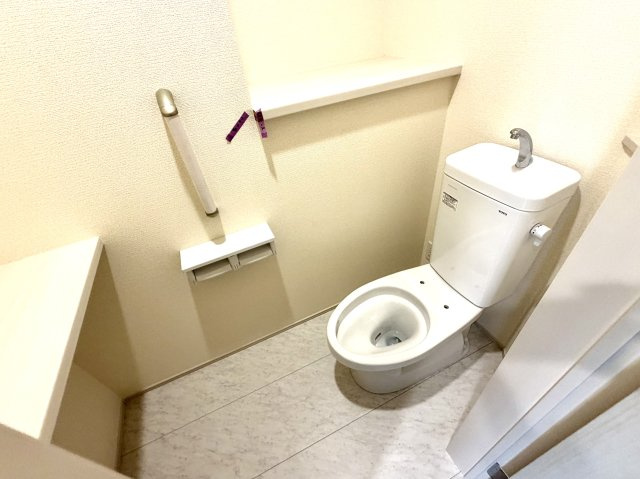 越谷市蒲生東町２期１号棟　新築戸建のトイレ|1階と2階でデザインを変えてインテリアを楽しむことも可能。家全体の利便性を高める設計です。