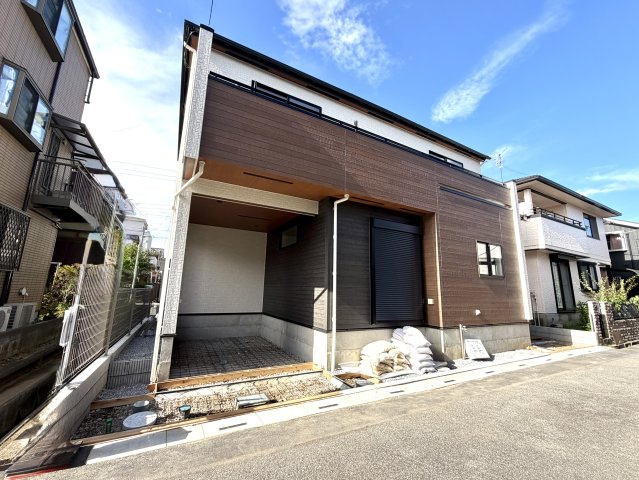 越谷市蒲生東町２期１号棟　新築戸建の外観|陽光をたっぷり取り込める窓配置が特徴的な外観。機能性と美しさを併せ持ったデザインです。
