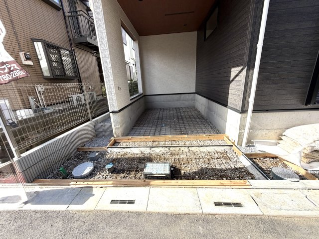 越谷市蒲生東町２期１号棟　新築戸建の駐車場|舗装が綺麗に整えられた清潔感のある駐車エリア。水はけも良く、足元を汚さずに乗車できます。