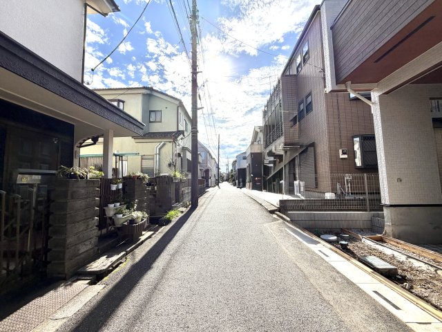 越谷市蒲生東町２期１号棟　新築戸建の前面道路含む現地写真|接道方向からの陽当たりと風通しをしっかり確保。通行人の視線が気になりにくく、プライバシーも保てます。