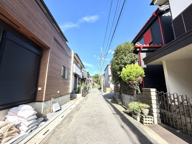 越谷市蒲生東町２期１号棟　新築戸建の前面道路含む現地写真|見通しの良いすっきりとした前面道路。歩道や側溝もきれいに整備されており、毎日の往来が快適です。