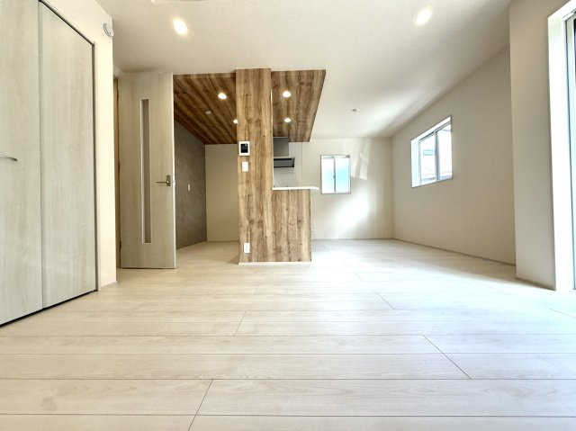 越谷市蒲生東町２期１号棟　新築戸建の居間・リビング|ダイニングテーブルやソファーを無理なく配置できる広々リビング。寛ぎの時間をゆったり過ごせます。