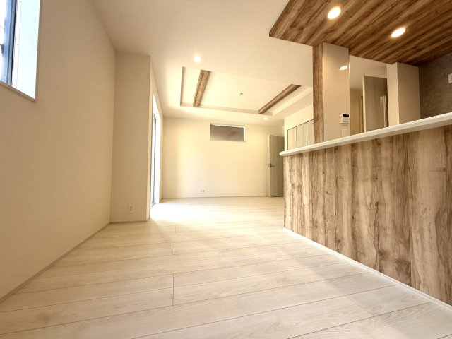 越谷市蒲生東町２期１号棟　新築戸建の居間・リビング|横長で家具配置の自由度が高い使いやすいリビング。レイアウトの模様替えも手軽に楽しめます。