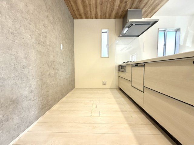 越谷市蒲生東町２期１号棟　新築戸建のキッチン|パントリーや収納ラックを置きやすい壁面設計。食材のストックや備蓄品の管理も簡単に行えます。