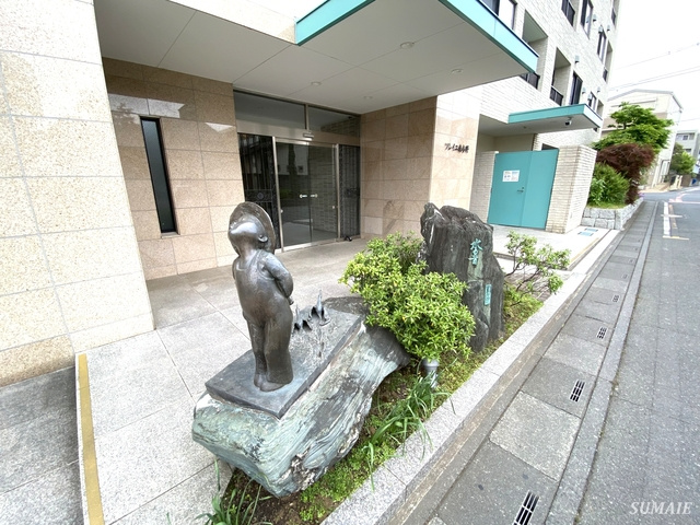 ソレイユ南与野のその他|建物入口にオブジェあります。