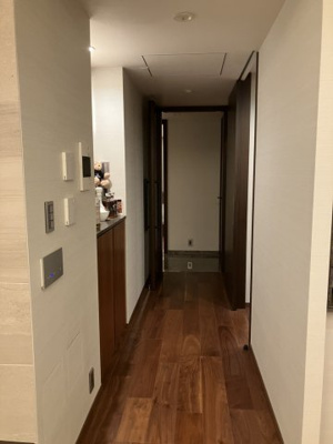 【内装】 | グランドヒルズ元麻布 | 廊下。バリアフリーで各空間が繋がっています。