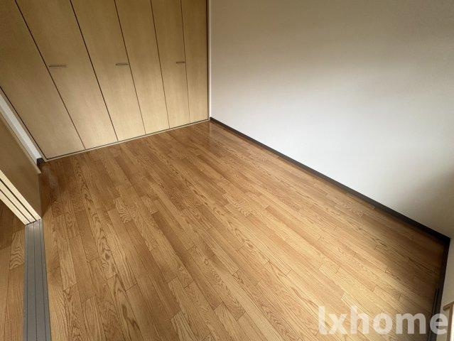 ますみマンションの寝室|広くて明るい寝室