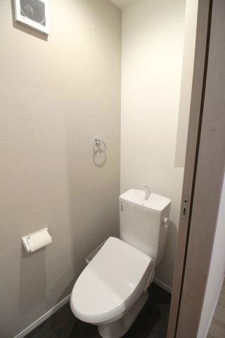 【トイレ】 | 落ち着いた色調のトイレです
