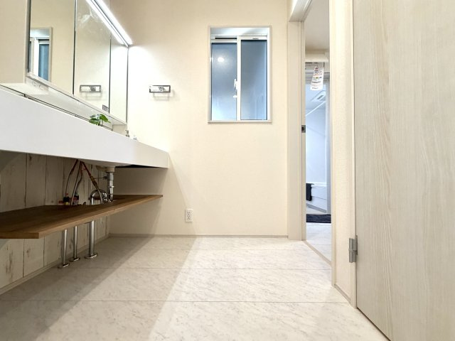 越谷市相模町６丁目１号棟　新築戸建の脱衣所|家族がすれ違っても圧迫感を感じにくい幅広設計。朝の準備やバスタイム前後も快適に過ごせます。