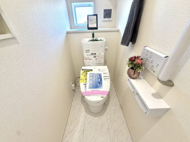 越谷市相模町６丁目１号棟　新築戸建のトイレ|汚れを弾く表面加工が施された最新トイレ。水アカや汚れが固着しにくくキレイが長持ちします。
