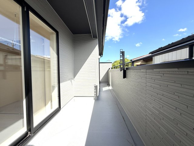 越谷市相模町６丁目１号棟　新築戸建のバルコニー|手すり部分が高くプライバシーに配慮されたバルコニー。外からの視線を気にせず洗濯物を干せます。