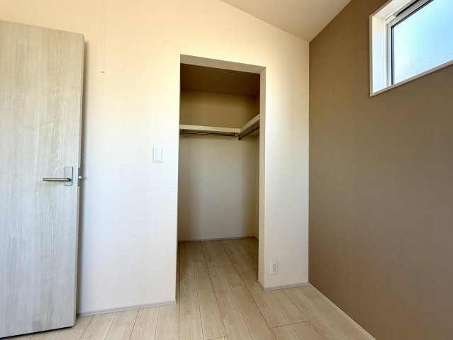 越谷市相模町６丁目１号棟　新築戸建の収納|部屋の形状に合わせたスマートな収納設計。出っ張りが少なく、お部屋全体を広く見せる効果があります。