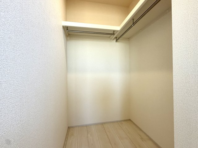 越谷市相模町６丁目１号棟　新築戸建の収納|換気用の窓やパイプが設置された湿気対策配慮のWIC。大切な衣類をカビから守り清潔に保管できます。