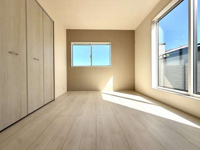 越谷市相模町６丁目１号棟　新築戸建の洋室|二面採光で風通しが良く、爽やかな空気が流れる洋室。お子様の成長に合わせた子供部屋にも最適です。