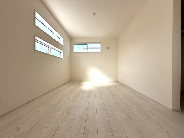 越谷市相模町６丁目１号棟　新築戸建の洋室|リビングから少し離れた静かな洋室。夜も周囲の音を気にせず、ゆっくりと休むことができる寝室です。