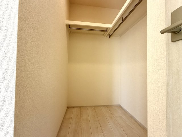 越谷市相模町６丁目１号棟　新築戸建の収納|ハンガーラックや棚が充実したウォークインクローゼット。衣類や小物を一目で見渡して整理できます。