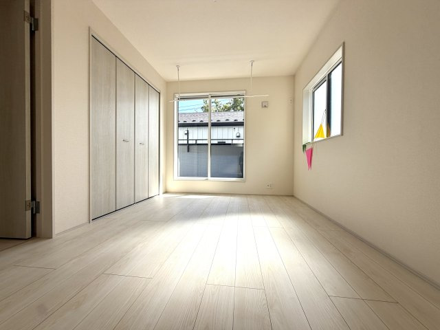越谷市相模町６丁目１号棟　新築戸建の洋室|プライベートな時間を快適に過ごせる洋室。静かで集中しやすい環境が整っています。