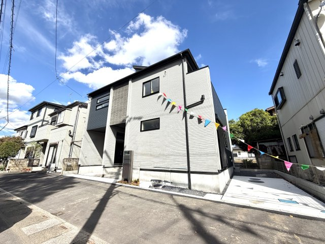 越谷市相模町６丁目１号棟　新築戸建の外観|陽当たりが良く開放的な外観。通りからの視線にも配慮された安心設計の住まいです。