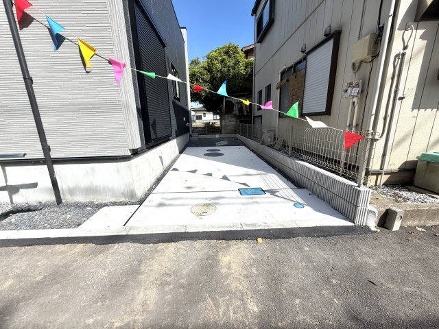 越谷市相模町６丁目１号棟　新築戸建の駐車場|見通しの良い場所に配置された駐車スペース。車庫入れ時の死角が少なく安心して操作ができます。
