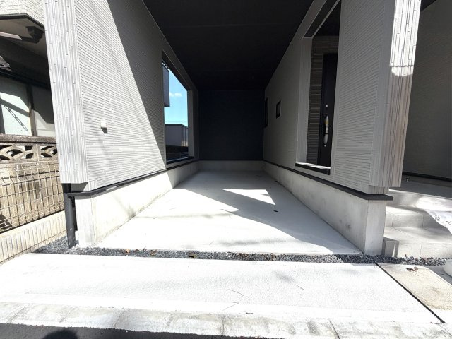 越谷市相模町６丁目１号棟　新築戸建の駐車場|整地が行き届いたコンクリート敷きの2台用駐車場。雑草の手間もなく、いつでも清潔に保てます。