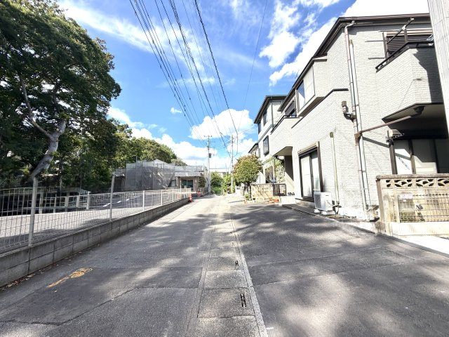 越谷市相模町６丁目１号棟　新築戸建の前面道路含む現地写真|幅員にゆとりのある前面道路。大型車やミニバンの駐車も焦らず落ち着いて行える使いやすい接道です。