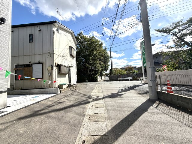 越谷市相模町６丁目１号棟　新築戸建の前面道路含む現地写真|車通りが穏やかな前面道路。敷地へのアプローチもしやすく、ご家族やゲストを安心して迎え入れられます。