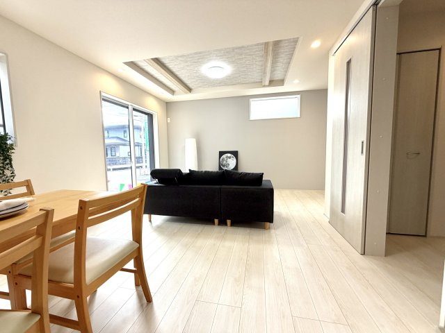 越谷市相模町６丁目１号棟　新築戸建の居間・リビング|ダイニングテーブルやソファーを無理なく配置できる広々リビング。寛ぎの時間をゆったり過ごせます。