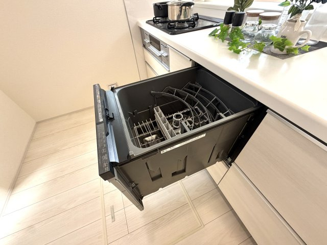 越谷市相模町６丁目１号棟　新築戸建のキッチン|手洗いにかかる手間を省ける便利な食器洗い乾燥機付き。食後の片付けもスムーズで時短になります。