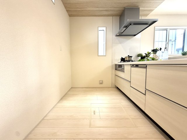越谷市相模町６丁目１号棟　新築戸建のキッチン|背面にゆとりがあり家電も置きやすいキッチンスペース。複数人での調理も快適に行えます。