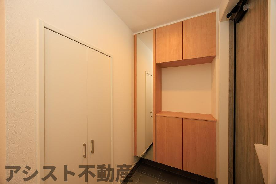 サンコート 飯塚市東徳前の玄関|収納もある玄関です