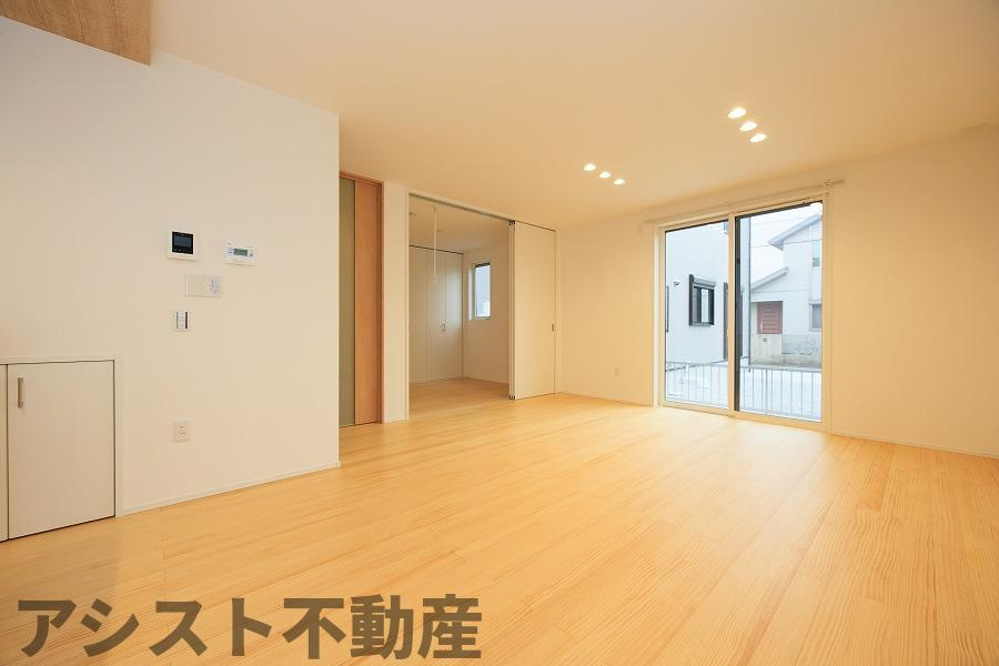 サンコート 飯塚市東徳前の居間・リビング|こちらの居間で趣味の時間をお楽しみください