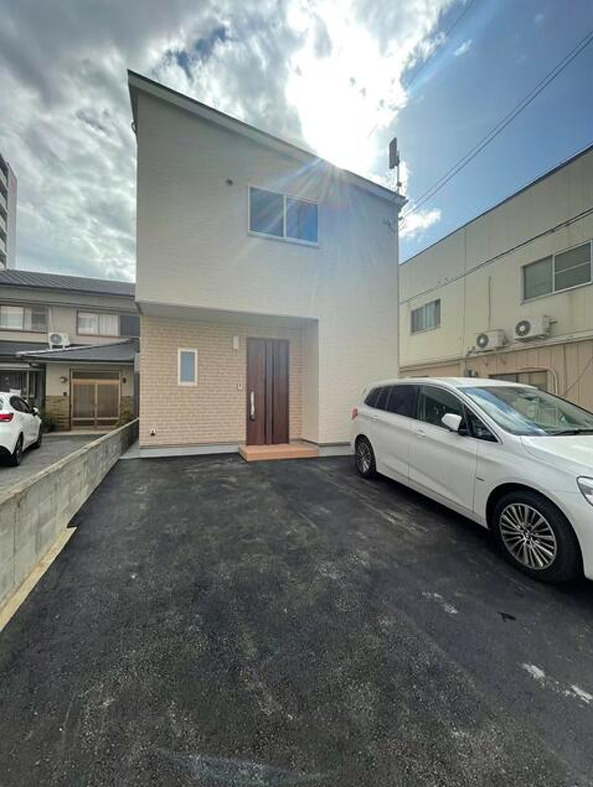 ⻄新町⼾建