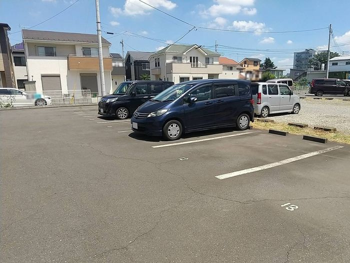 グランディール山中の駐車場