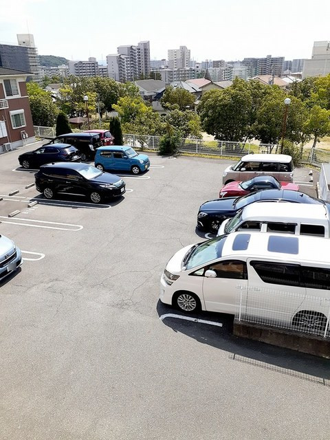 ラッフィナート・カーサ参番館の駐車場|☆神戸市須磨区　ラッフィナートカーサ弐番館☆