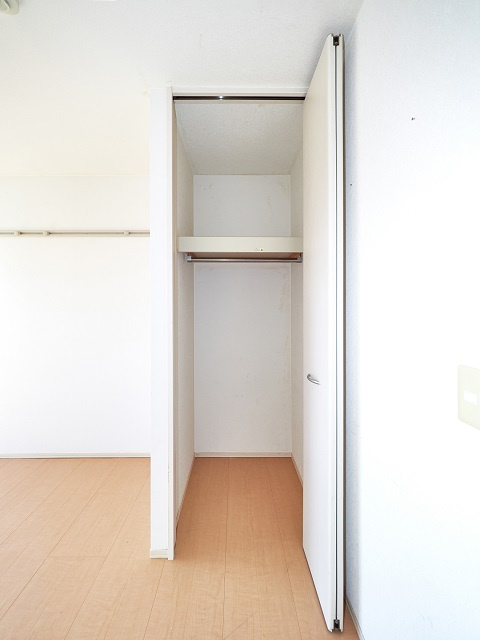 クレサンの収納|5.5帖洋室クローゼット
