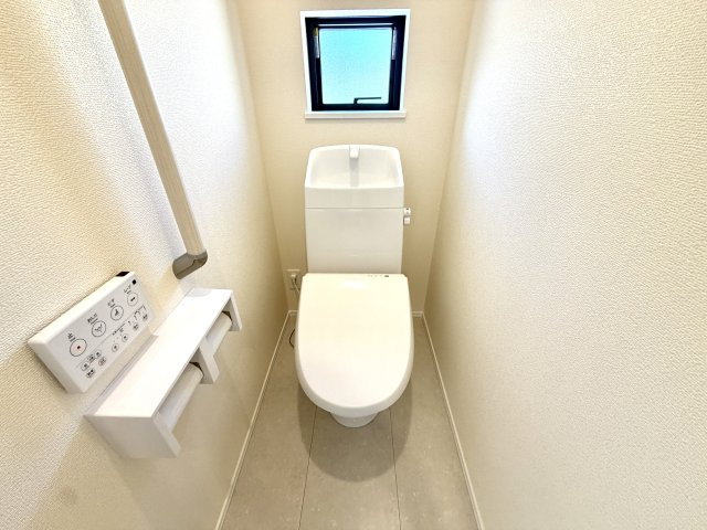 越谷市花田４丁目C号棟　新築戸建のトイレ|こもりがちな匂いを爽やかに排気する換気設備を完備。いつでも気持ちの良い空間を維持できます。