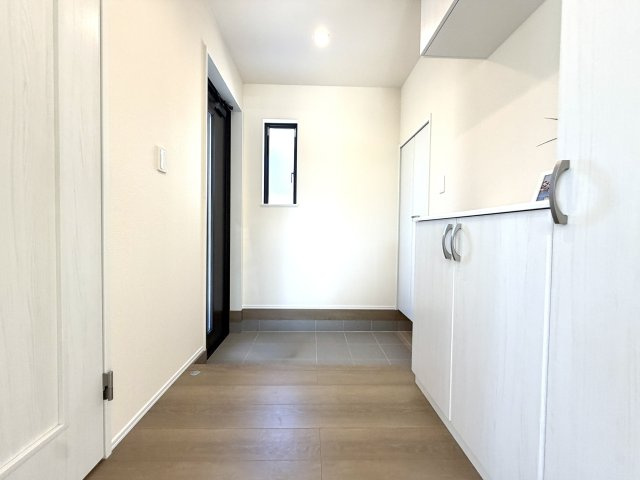 越谷市花田４丁目C号棟　新築戸建の玄関|家の顔となるスッキリとした玄関。毎日の出入りが快適になる落ち着いたデザインです。