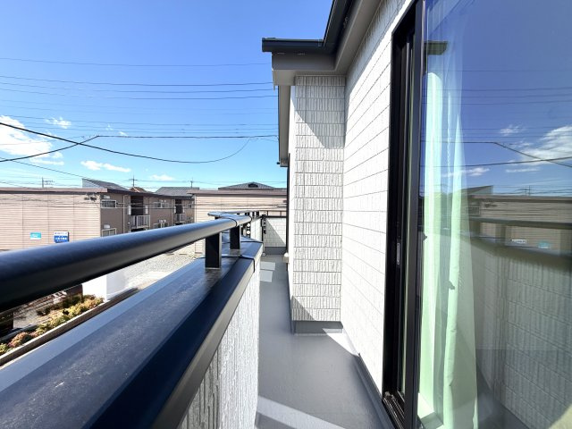 越谷市花田４丁目C号棟　新築戸建のバルコニー|手すり部分が高くプライバシーに配慮されたバルコニー。外からの視線を気にせず洗濯物を干せます。