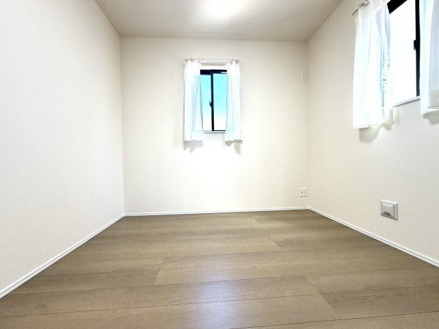 越谷市花田４丁目C号棟　新築戸建の洋室|静かで落ち着いた環境の洋室は、集中したいデスクワークやオンライン会議、趣味の部屋にピッタリです。