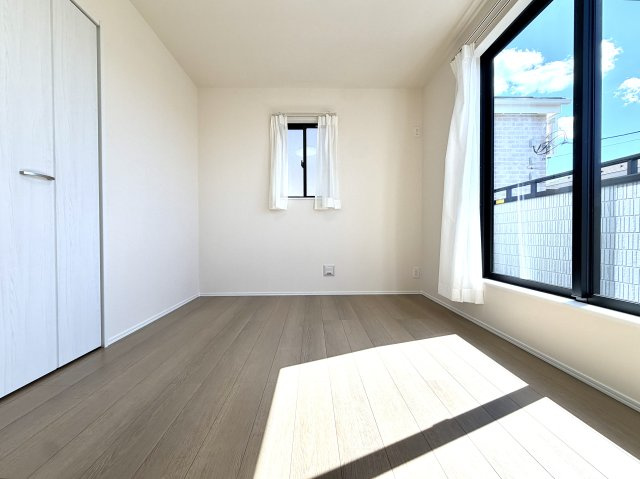 越谷市花田４丁目C号棟　新築戸建の洋室|主寝室としてゆったり使える十分な広さを確保。大型のベッドを置いても圧迫感なく寛げる空間です。