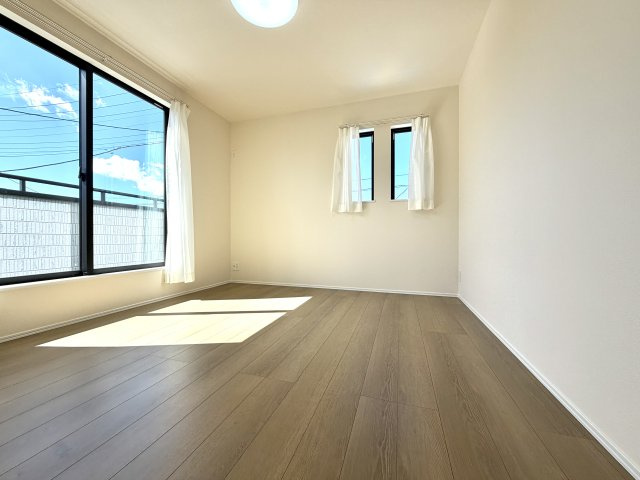越谷市花田４丁目C号棟　新築戸建の洋室|二面採光で風通しが良く、爽やかな空気が流れる洋室。お子様の成長に合わせた子供部屋にも最適です。