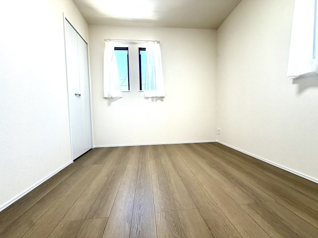 越谷市花田４丁目C号棟　新築戸建の洋室|リビングから少し離れた静かな洋室。夜も周囲の音を気にせず、ゆっくりと休むことができる寝室です。
