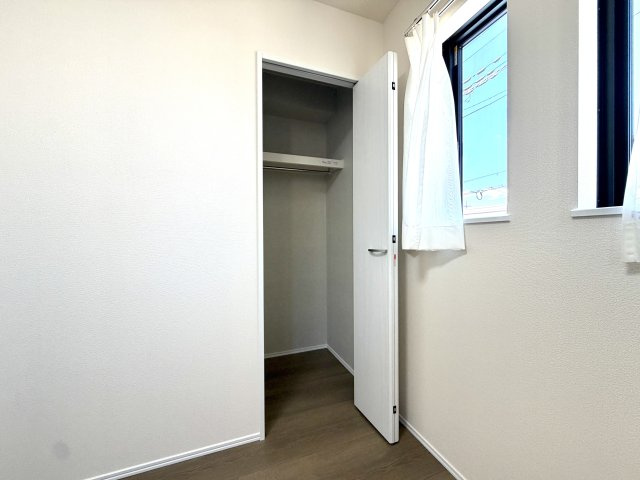越谷市花田４丁目C号棟　新築戸建の収納|整理整頓がしやすいシステム収納。衣類から小物まで一箇所にスッキリ収まります。