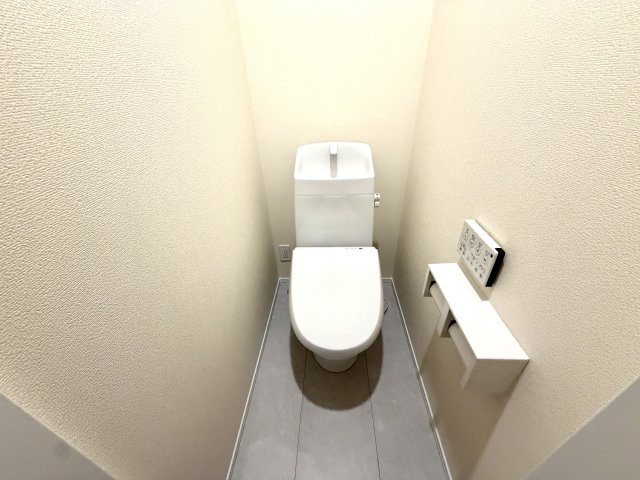 越谷市花田４丁目C号棟　新築戸建のトイレ|各階にトイレを設置しており夜間の移動も安心。階段の上り下りを減らせて日常の快適性が格段に上がります。